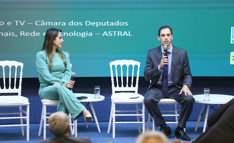 Maíra Bittencourt e Carlos Neiva durante seminário sobre a TV 3.0